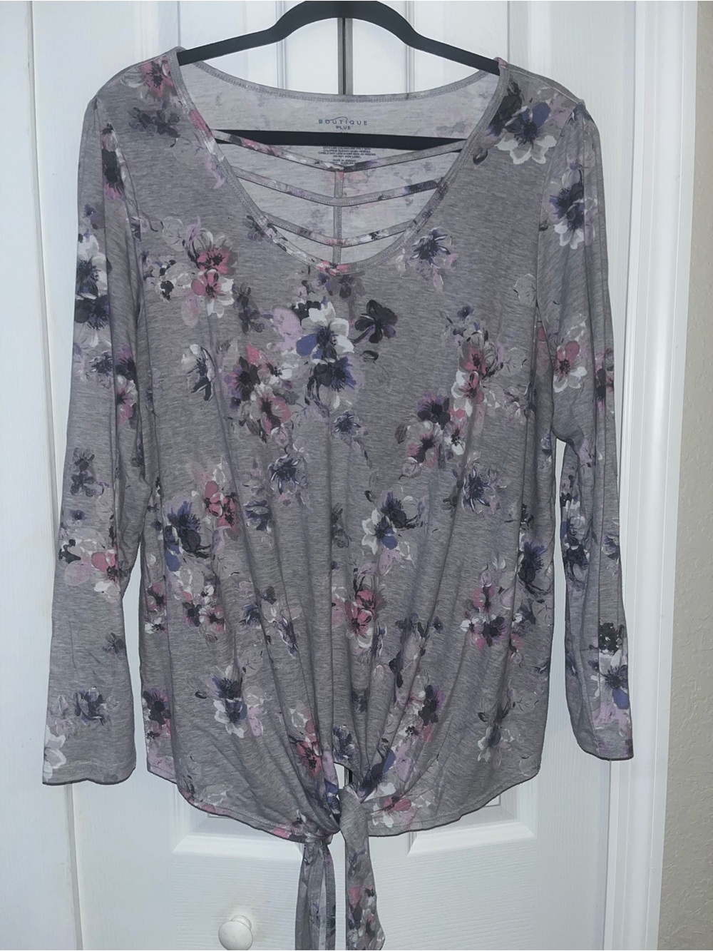 Boutique Plus long sleeve floral grey blouse with tied bottom size 0X